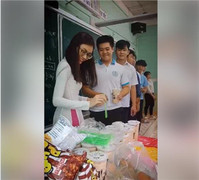 Cô giáo ở Bình Dương khao học trò 28 ly trà sữa trong buổi học cuối cùng của lớp 12