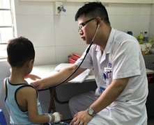 Nhảy xuống hồ bơi, bé trai 5 tuổi phải cấp cứu khẩn cấp