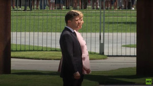 Video: Thủ tướng Đức run rẩy trong lễ đón Tổng thống Ukraine