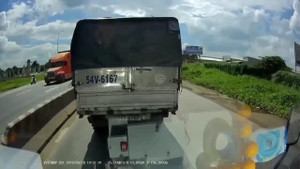 Clip: Cay cú vì bị vượt, tài xế xe ben hùng hổ cầm cờ lê đập vỡ kính xe tải