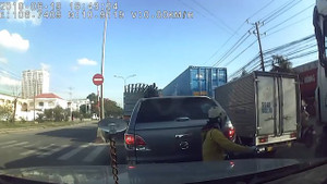Clip: Đi vào đúng điểm mù của xe tải, người phụ nữ bị cán qua