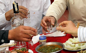 Video: Cả ngày uống rượu, người đàn ông mắc bệnh loạn thần