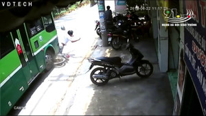 Clip: Bị xe buýt tông bay, nam thanh niên may mắn thoát chết