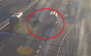 Clip: Phẫn nộ ô tô con đi lùi trên cao tốc Hà Nội - Hải Phòng suýt gây tai nạn thảm khốc