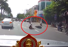 Clip: Chạy xe máy lạng lách đánh võng, thanh niên nhận cái kết đắng