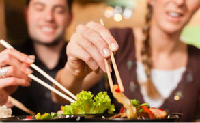 Thực hư chuyện ăn uống chung cũng có thể lây virus gây ung thư vòm họng