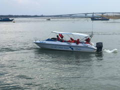 Ca nô chở khách du lịch va chạm ghe trên sông ở Long An, một người chết