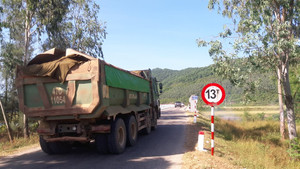 Cầu 13 tấn ngày đêm oằn mình ‘cõng’ xe 40 tấn nườm nượp qua