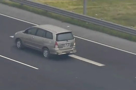 Clip: Lại xuất hiện ô tô đi lùi trên cao tốc Hà Nội- Hải Phòng