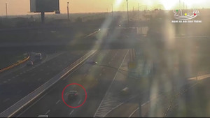 Clip: Ô tô ngang nhiên đi lùi trên cao tốc Hà Nội - Hải Phòng