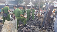 Ảnh: Hàng loạt ki-ốt bị thiêu rụi lúc rạng sáng ở Lâm Đồng