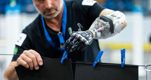 Cánh tay robot có thể điều khiển bằng suy nghĩ, không cần cấy ghép não