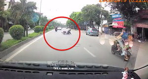 Clip: Thanh niên xăm trổ nhận cái kết đắng khi đánh võng trước đầu ô tô