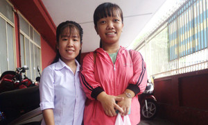 Đôi bạn thân bị teo cơ ở TP.HCM dự thi THPT Quốc gia