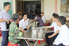 Giám đốc Sở GD&ĐT Nghệ An thăm hỏi gia đình các học sinh bị chết đuối trước ngày thi THPT