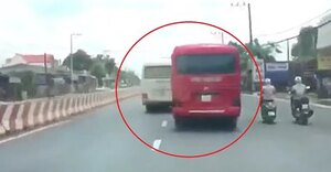 Clip: Hai xe khách sẵn sàng thí mạng hàng chục hành khách để rượt đuổi, hỗn chiến