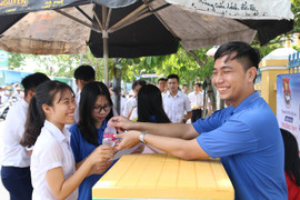 Những ngụm nước nghĩa tình giữa mùa thi nắng nóng