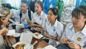 Ấm tình bữa cơm miễn phí đồng hành cùng thí sinh tại Hà Nội