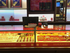 Vàng SJC 'bốc hơi' gần nửa triệu đồng/lượng, người mua 'méo mặt'