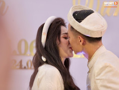 Trung vệ Bùi Tiến Dũng hát 'Nắm lấy tay anh' đầy ngọt ngào, khép lại lễ ăn hỏi hoành tráng