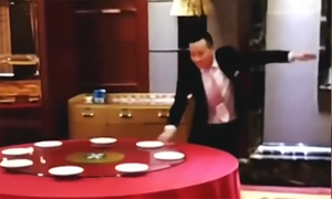 Clip: Bồi bàn Trung Quốc sắp bàn tiệc trong 6 giây