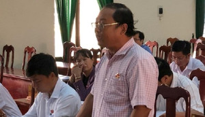 Được động viên ở lại công tác, nguyên phó chủ tịch huyện bị điều chuyển làm bí thư xã cương quyết từ chức