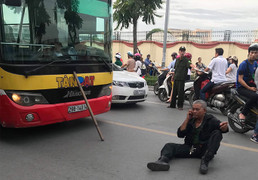 Va chạm xe buýt, lái xe ba gác lăn ra đất 'ăn vạ' giữa đường Thủ đô