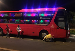 Bé trai bị xe khách cán chết thương tâm ở Đắk Nông