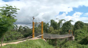 Video: Dân tự ý xây cầu, chặn đường, lập trạm thu phí, xã nói biết nhưng không dẹp