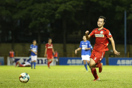Video: Văn Toàn chạm bóng tinh tế, ghi bàn đẳng cấp cho HAGL