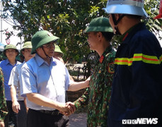 Ảnh: Trưởng Ban Tổ chức Trung ương Phạm Minh Chính thăm hỏi lực lượng chữa cháy rừng Hà Tĩnh