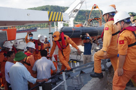 Chìm tàu ở Hải Phòng: Những nạn nhân đầu tiên được đưa vào bờ
