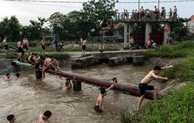 Clip: Nóng 40 độ C, hàng trăm thanh thiếu niên rủ nhau giải nhiệt trên kênh thủy lợi ở Hà Nội