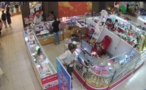 Video: Tên trộm cuỗm điện thoại của nhân viên siêu thị chỉ trong 30 giây