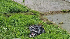 Cố vượt đường ray, 2 thanh niên bị tàu hỏa tông chết