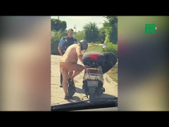 Người đàn ông Đức khỏa thân lái xe máy không quên đội mũ bảo hiểm