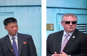 Video: Khoảnh khắc hiếm hoi khi vệ sỹ Mỹ - Triều đứng cạnh nhau