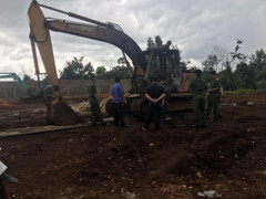 Truy tìm kẻ đốt xe múc tại rẫy cà phê Đắk Lắk