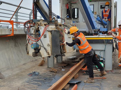 Cận cảnh ghép nối ray bằng công nghệ tối tân nhất thế giới ở tuyến đường sắt Nhổn - ga Hà Nội