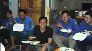 Chủ nhà hàng mang cơm, nước uống miễn phí cho lực lượng chữa cháy rừng ở Hà Tĩnh