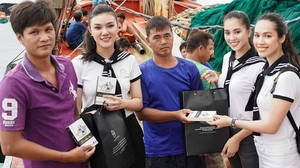 Hoa hậu Tiểu Vy, Á hậu Hoàng My trải qua 2 ngày đêm trên tàu ra đảo xa tặng sách