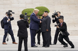 Phút 'vỡ trận' chưa từng có ở biên giới liên Triều khi Trump-Kim gặp nhau