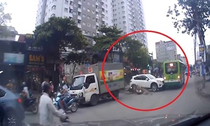 Clip: Hãi hùng cảnh xe CX5 hóa 'xe điên', tông cả loạt xe máy khi băng qua đường ở Hà Nội