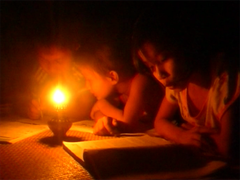 Cuộc sống tăm tối ở bản nghèo chưa có điện lưới quốc gia