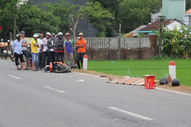 Tránh người phụ nữ đi xe đạp, đôi nam nữ chạy xe máy đâm vào cột mốc bên đường thương vong