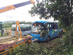 Xe khách tông xe máy, hàng chục hành khách đập cửa thoát thân