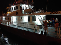 Hàng trăm người thức trắng đêm đón 7 thuyền viên sống sót sau vụ chìm tàu trên biển Bạch Long Vỹ