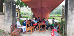 Tiền đền bù không đủ mua chỗ ở mới, dân Sóc Sơn lại chặn xe vào bãi rác Nam Sơn