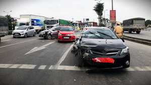 Clip: Ô tô lao điên cuồng, tông nhiều xe đang dừng chờ đèn đỏ tại Hà Nội