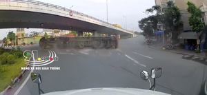 Clip: Tranh thủ đường vắng, tài xế container vào cua tốc độ cao khiến xe lật nhào